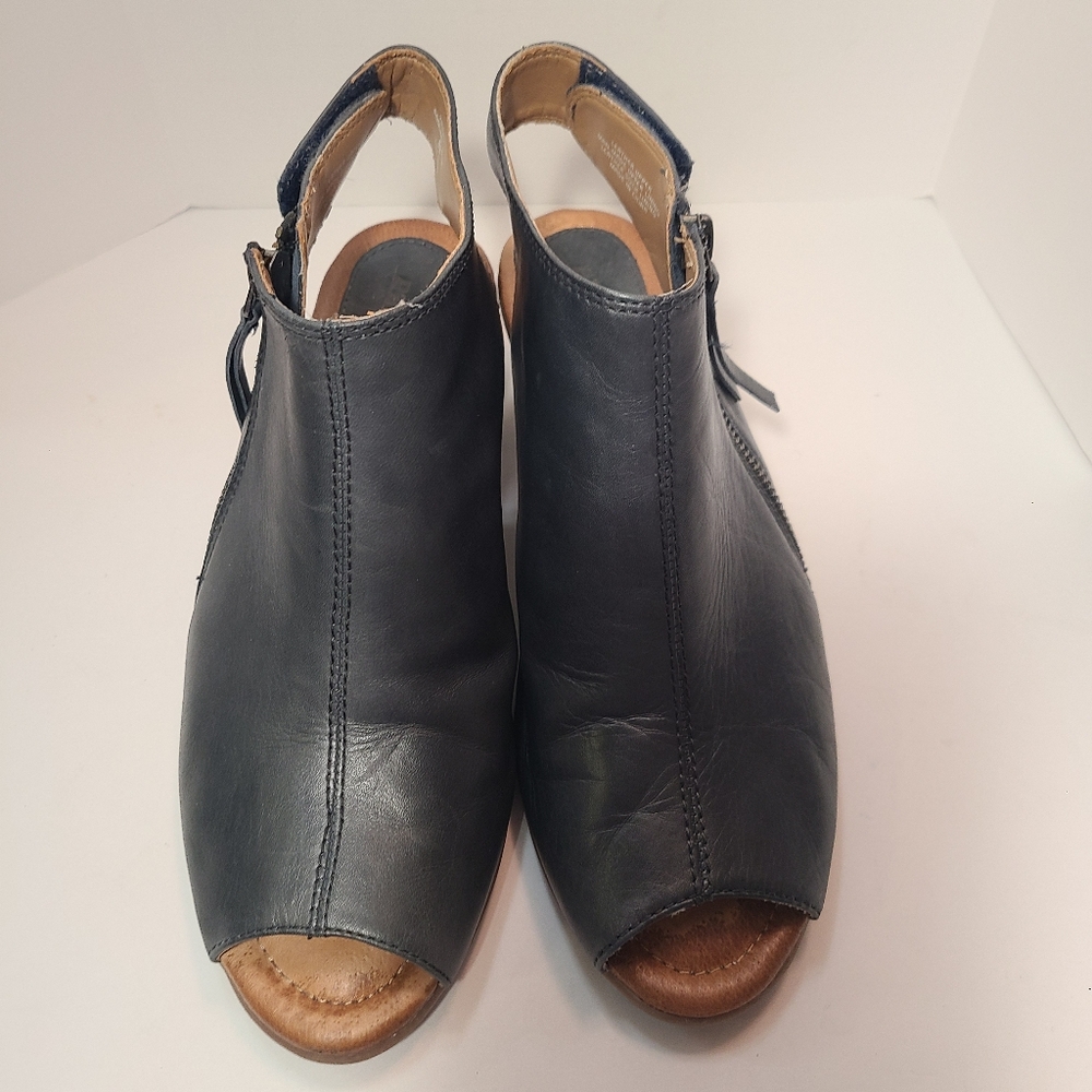 Earth Comfortable Soft Leather Durable Sling back Admiral Blue Sandals Size 8B